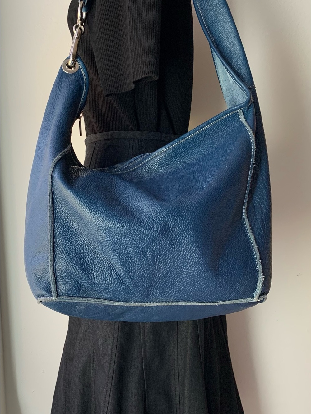 Vintage INNUE Pebbled Italian Soft Leather Navy Blue Slouchy Bag